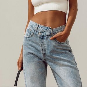 HOLLY ASYMMETRIC STRAIGHT LEG JEAN LIGHTWASH DENIM